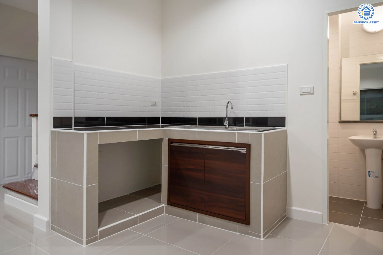 บ้านมือสองตกแต่งใหม่ แบรนด์ Property Perfect ม.เพอร์เฟคพาร์ค วัดพระนอน เนื้อที่ 35.7 ตร.ว. บ้านแฝดฟังก์ชันระดับบ้านเดี่ยว! 3 ห้องนอน 2 ห้องน้ำ 1 ที่จอดรถ Private Zone พร้อม Facilities ครบครัน บนทำเลเชื่อมต่อถนนกาญจนาฯ ใกล้ทางด่วน ศรีรัช-วงแหวนฯ เซ็นทรัลเวสต์เกต และรถไฟฟ้าสายสีม่วง "สถานีตลาดบางใหญ่"